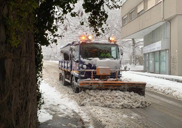 Mezzi al lavoro per pulire strade e marciapiedi