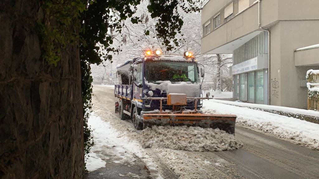 Mezzi al lavoro per pulire strade e marciapiedi