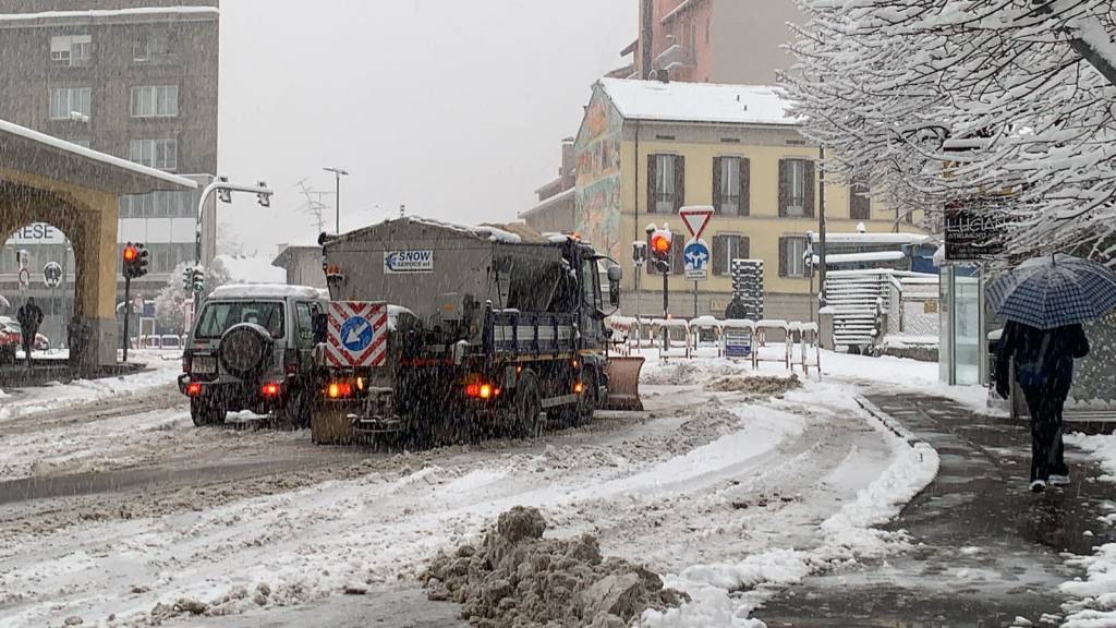 Mezzi al lavoro per pulire strade e marciapiedi