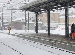 Mezzi al lavoro per pulire strade e marciapiedi