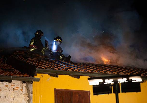 Incendio nella notte a Ispra