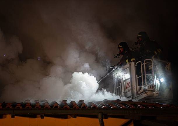Incendio nella notte a Ispra
