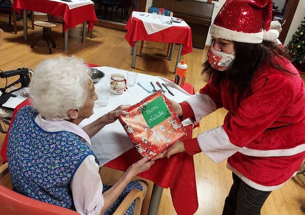 Consegnati i regali de I nipoti di Babbo Natale