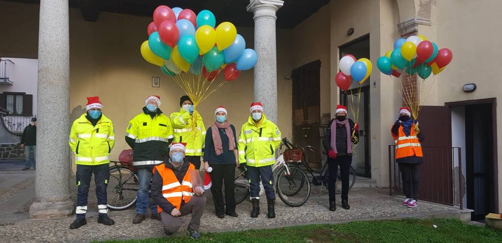 Dairago, 300 palloncini in volo con le letterine dei bambini