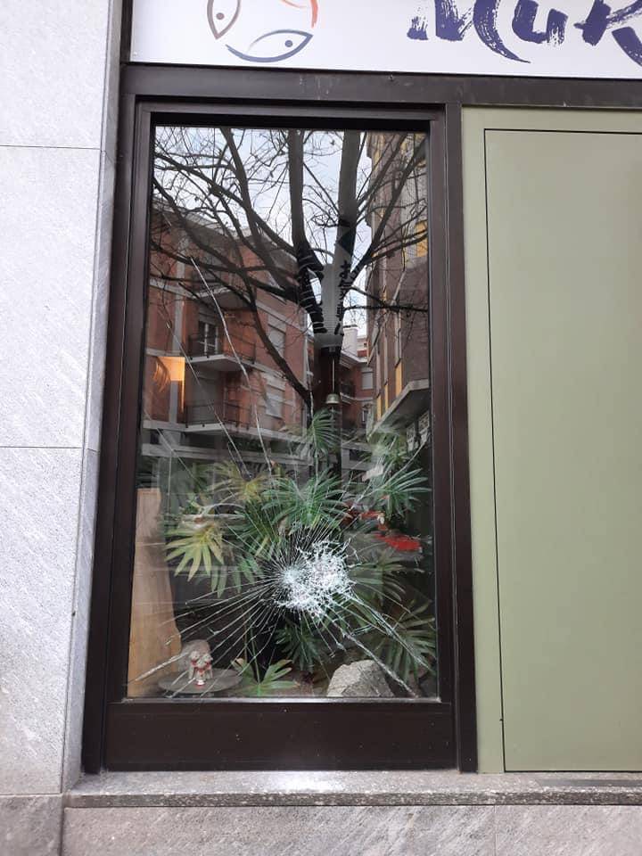 Danneggiate le vetrate del ristorante Murataya di Saronno