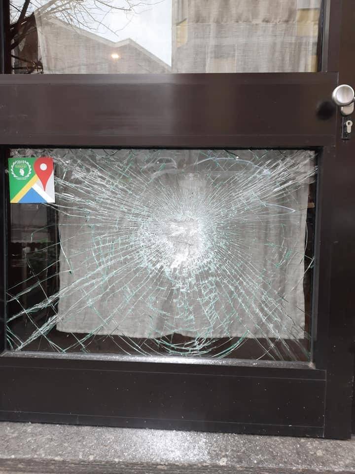 Danneggiate le vetrate del ristorante Murataya di Saronno