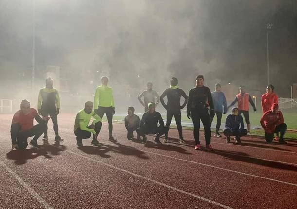 Gap Saronno riparte, runners immersi nella nebbia sulla pista del Colombo-Gianetti