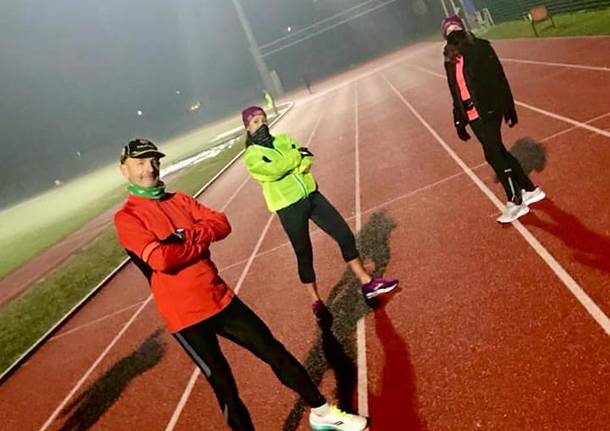 Gap Saronno riparte, runners immersi nella nebbia sulla pista del Colombo-Gianetti