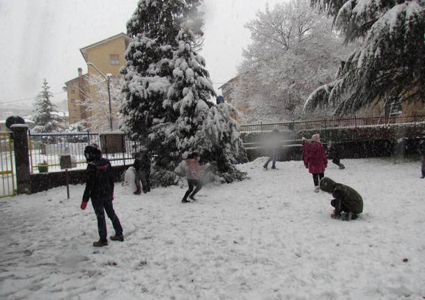 Giochi con la neve alla primaria Galilei di Varese - foto di Michaela Tedde