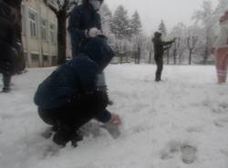 Giochi con la neve alla primaria Galilei di Varese - foto di Michaela Tedde