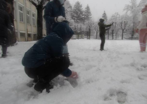 Giochi sotto la neve alla primaria Galilei di Varese