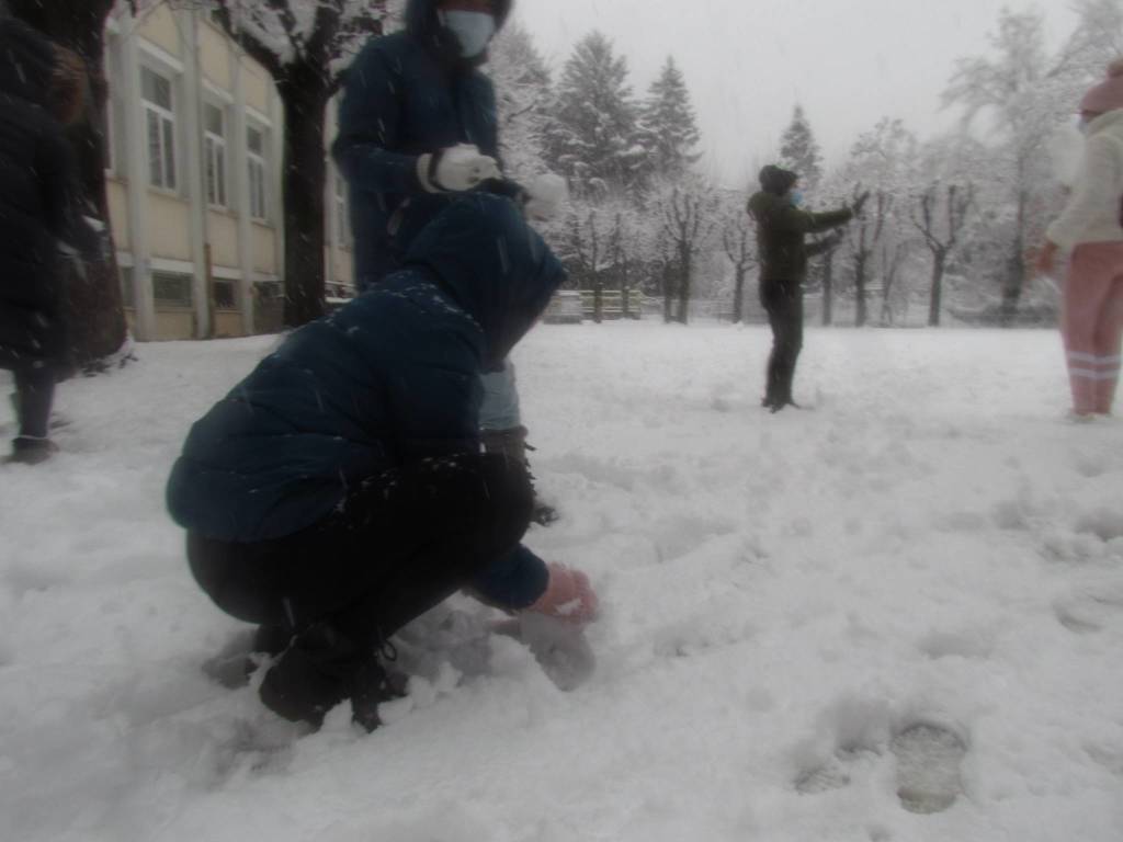 Giochi con la neve alla primaria Galilei di Varese - foto di Michaela Tedde