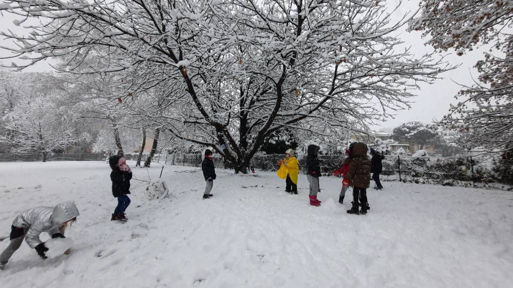 Giochi con la neve alla primaria Galilei di Varese - foto di Michaela Tedde