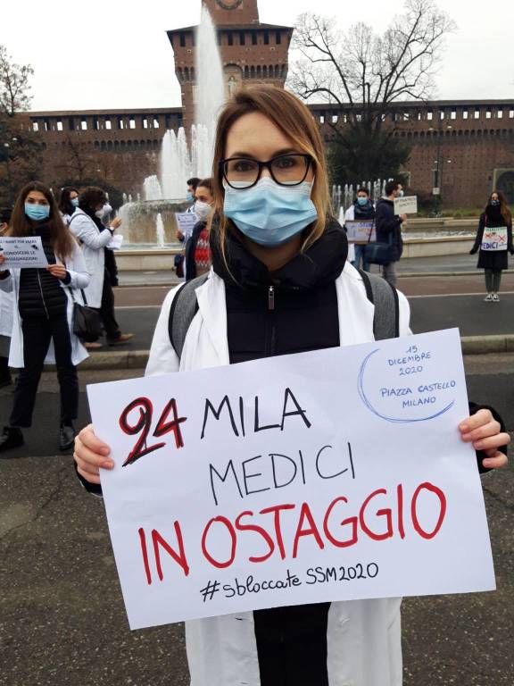 Giovani medici legnanesi in protesta a Milano