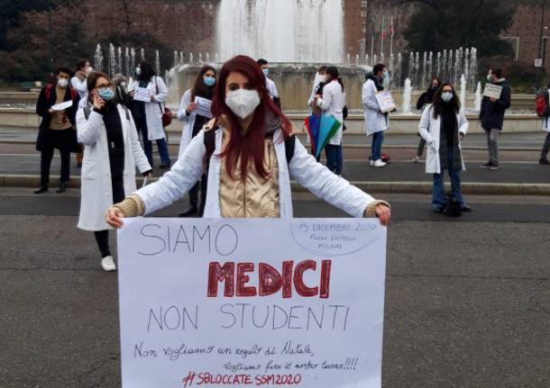 Giovani medici legnanesi in protesta a Milano