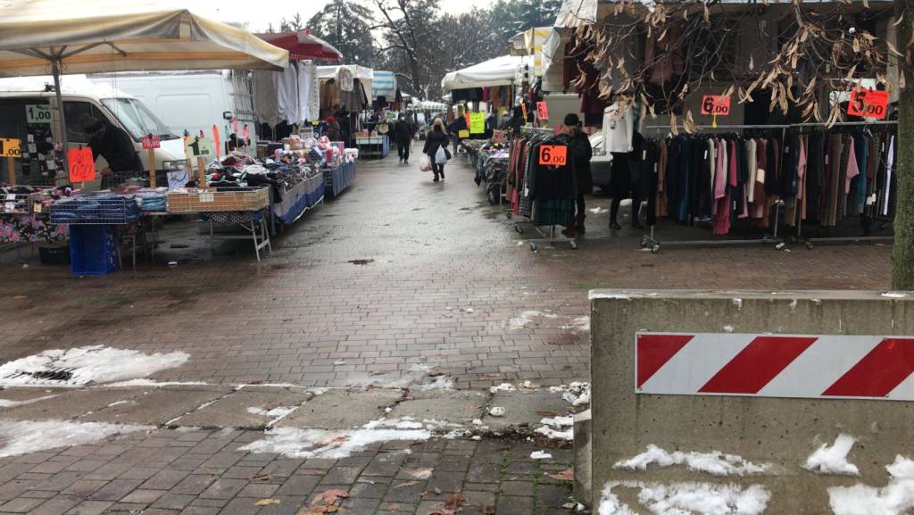 Il mercato di Legnano dopo la nevicata del 28 dicembre