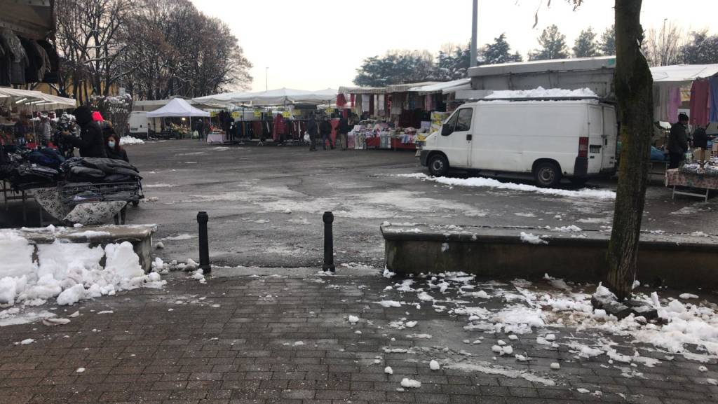 Il mercato di Legnano dopo la nevicata del 28 dicembre