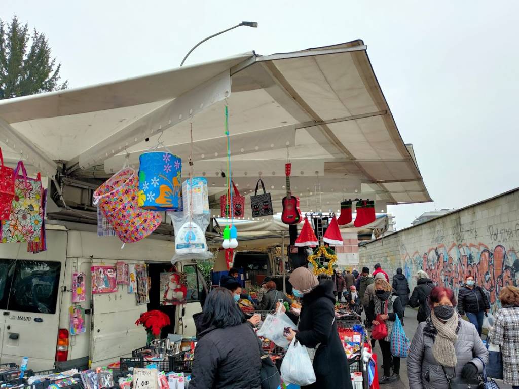 Il Natale veste a festa il mercato di Saronno nell'ultimo appuntamento pre natalizio