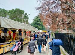Il Natale veste a festa il mercato di Saronno nell'ultimo appuntamento pre natalizio