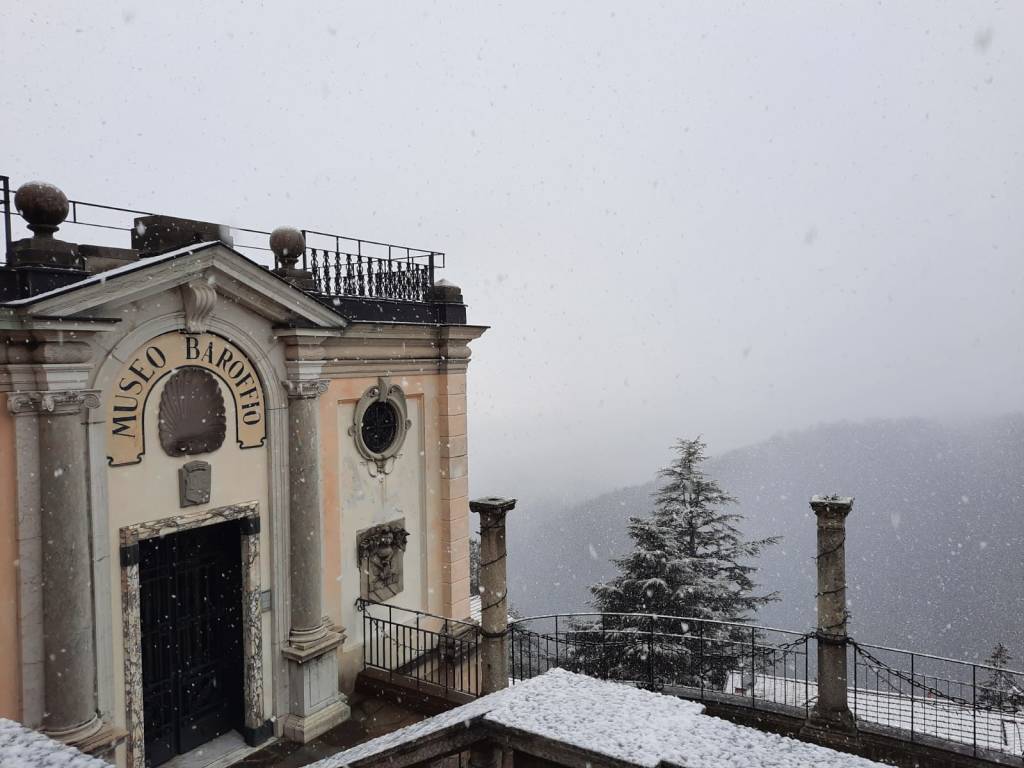 Il sacro Monte si risveglia con la prima neve