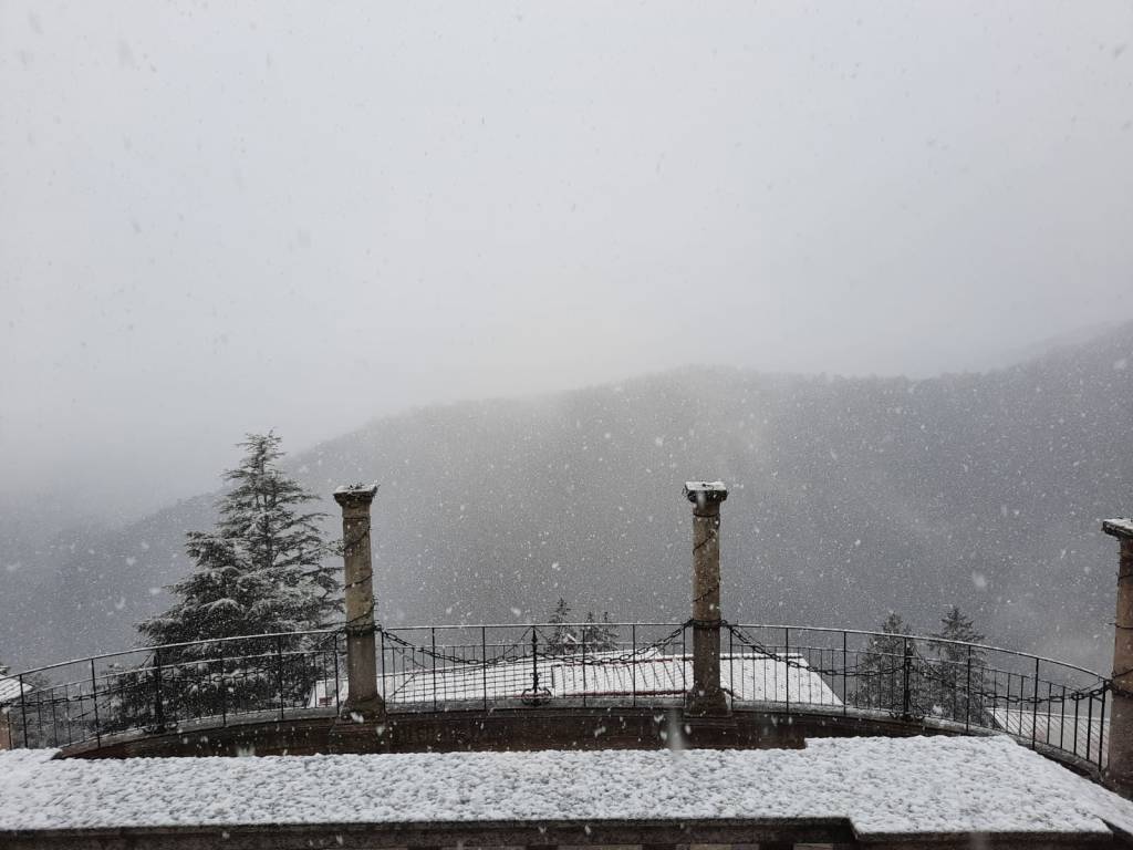 Il sacro Monte si risveglia con la prima neve