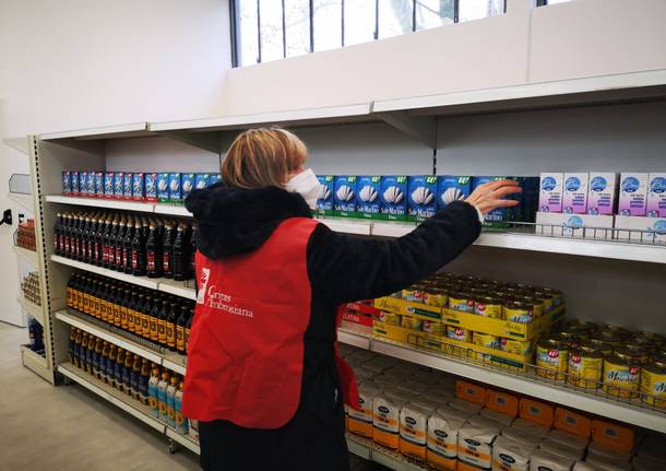 Inaugurato a Rho un nuovo emporio della solidarietà: “In due mesi 3.160 nuove persone in coda alla Caritas”