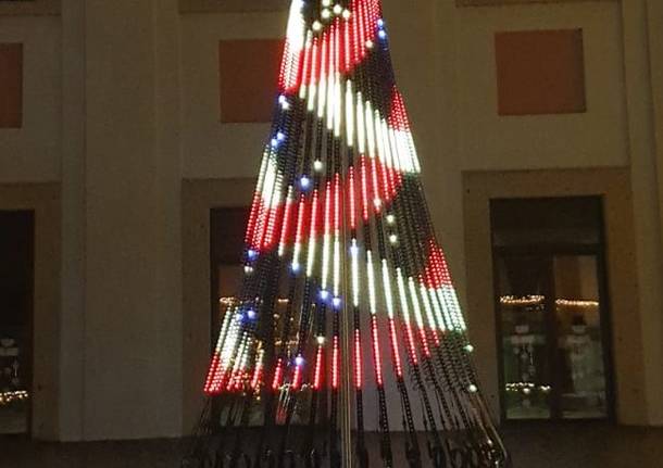 L'albero di Natale "smart" illumina Monvalle