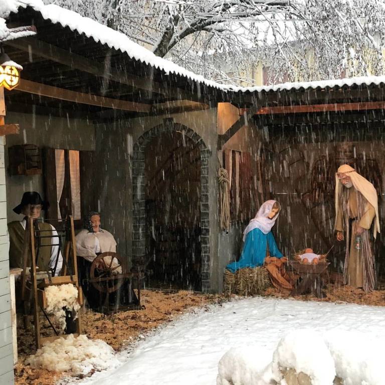 La neve dà vita al presepe del gruppo storico Sant Antoni da Saronn 