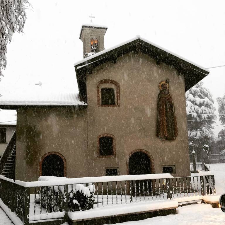 La neve dà vita al presepe del gruppo storico Sant Antoni da Saronn 