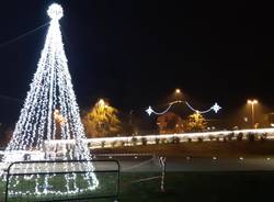 La nuova piazza di Oggiona in veste natalizia