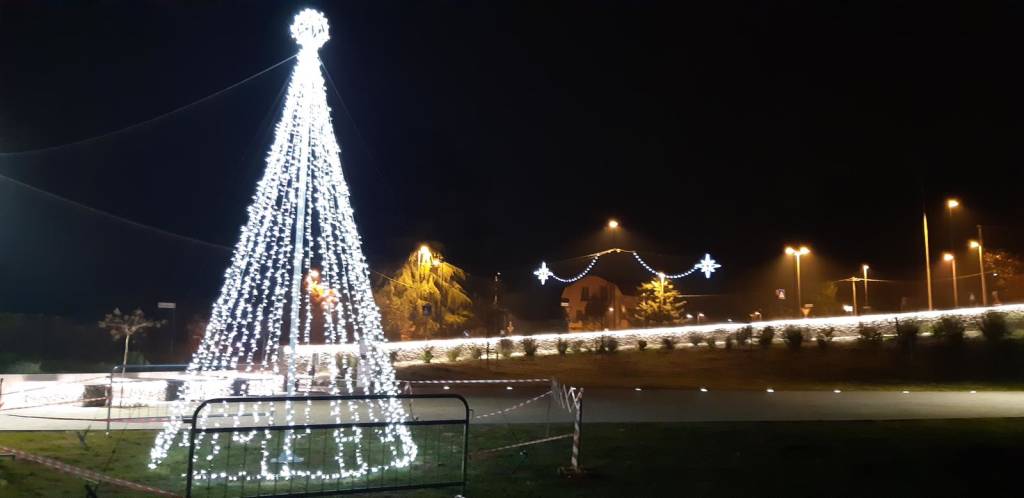 La nuova piazza di Oggiona in veste natalizia