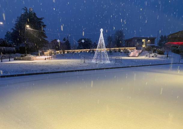 La nuova piazza di Oggiona in veste natalizia