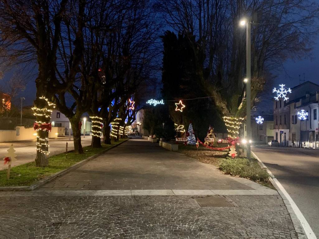 Luci e decorazioni di Natale a Mezzana e Lazzaretto