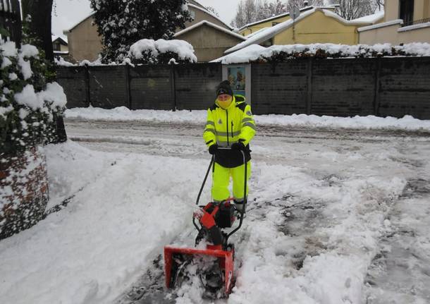 Mattinata di lavoro per la Protezione Civile di Caronno, volontari impegnati nella pulizia delle strade