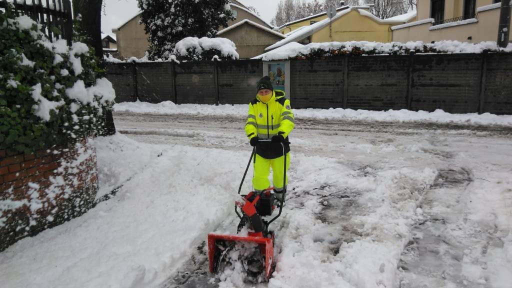 Mattinata di lavoro per la Protezione Civile di Caronno, volontari impegnati nella pulizia delle strade