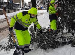 Mattinata di lavoro per la Protezione Civile di Caronno, volontari impegnati nella pulizia delle strade