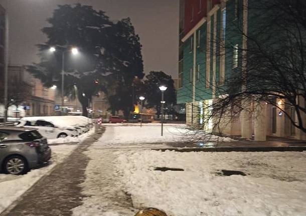 Neve, il giovane consigliere Puzziferri dà l’esempio e spala alcune vie di Saronno