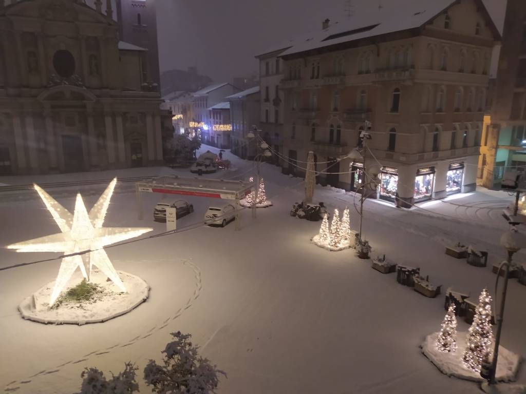 piazza san giovanni busto arsizio natale notte neve 