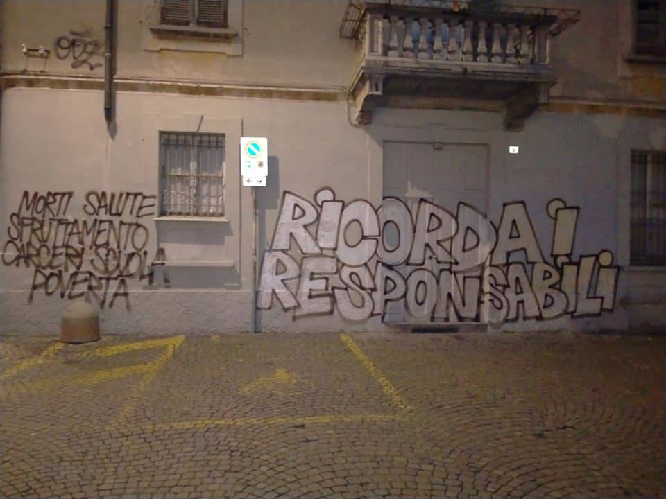 Protesta degli anarchici in centro a Saronno