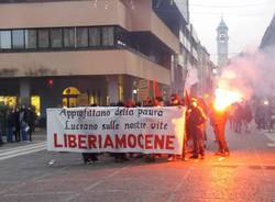 Protesta degli anarchici in centro a Saronno