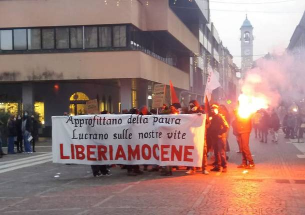 Protesta degli anarchici in centro a Saronno