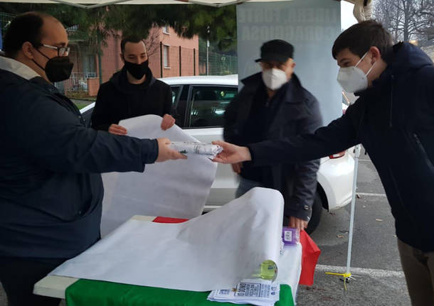 raccolta doni e generi alimentari con Fratelli d'Italia e Gioventù Nazionale Alto Milanese