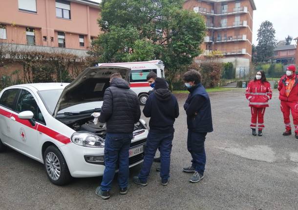 Saronno, check up degli studenti dello Ial ai mezzi della Croce Rossa