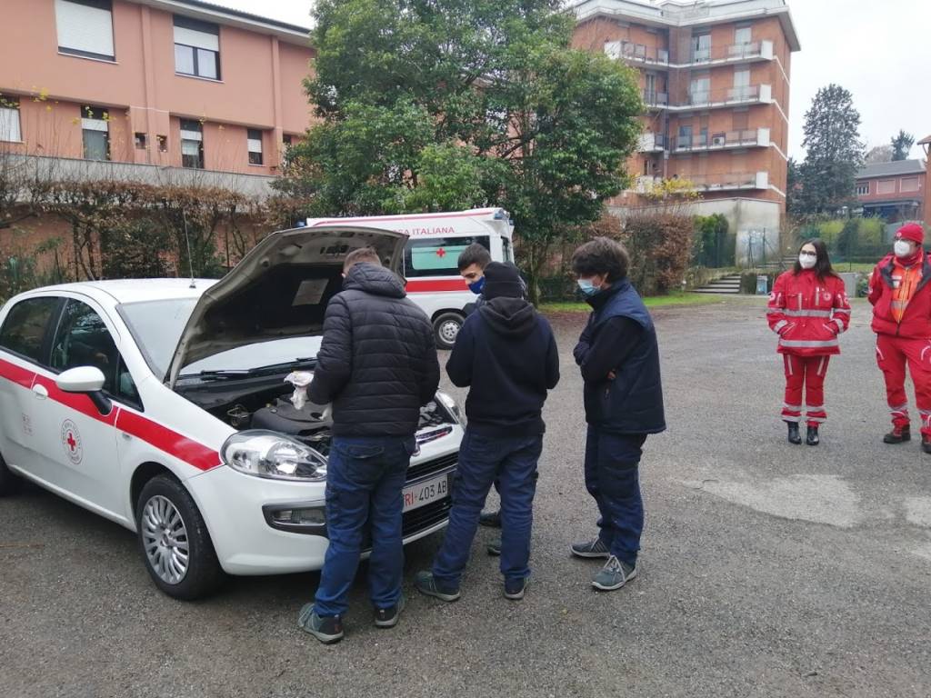 Saronno, check up degli studenti dello Ial ai mezzi della Croce Rossa 
