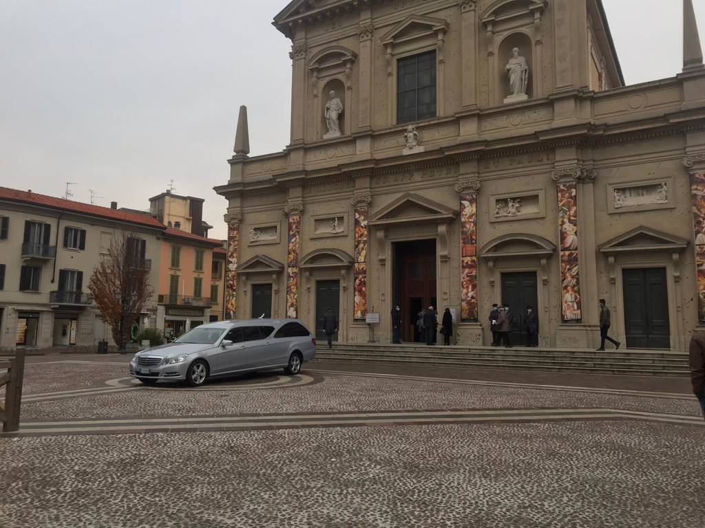 Saronno dà l'ultimo saluto a don Angelo Ceriani