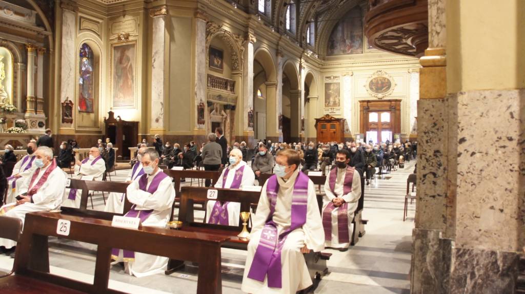 Saronno dà l'ultimo saluto a don Angelo Ceriani