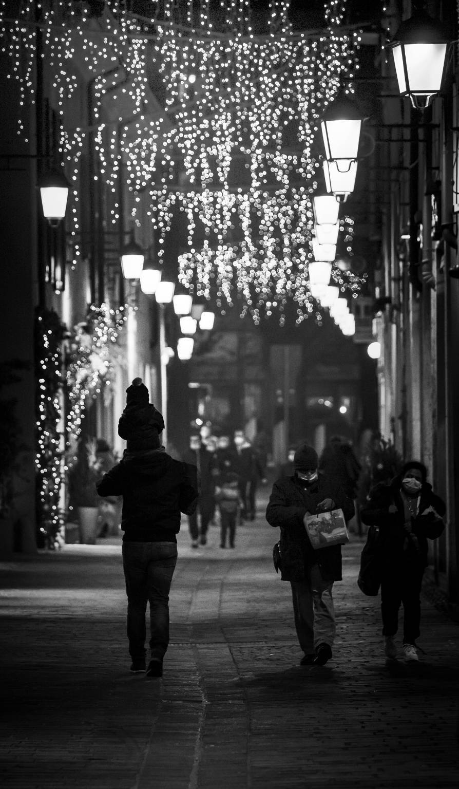 Saronno, la magia del Natale tra lucine e atmosfera di festa