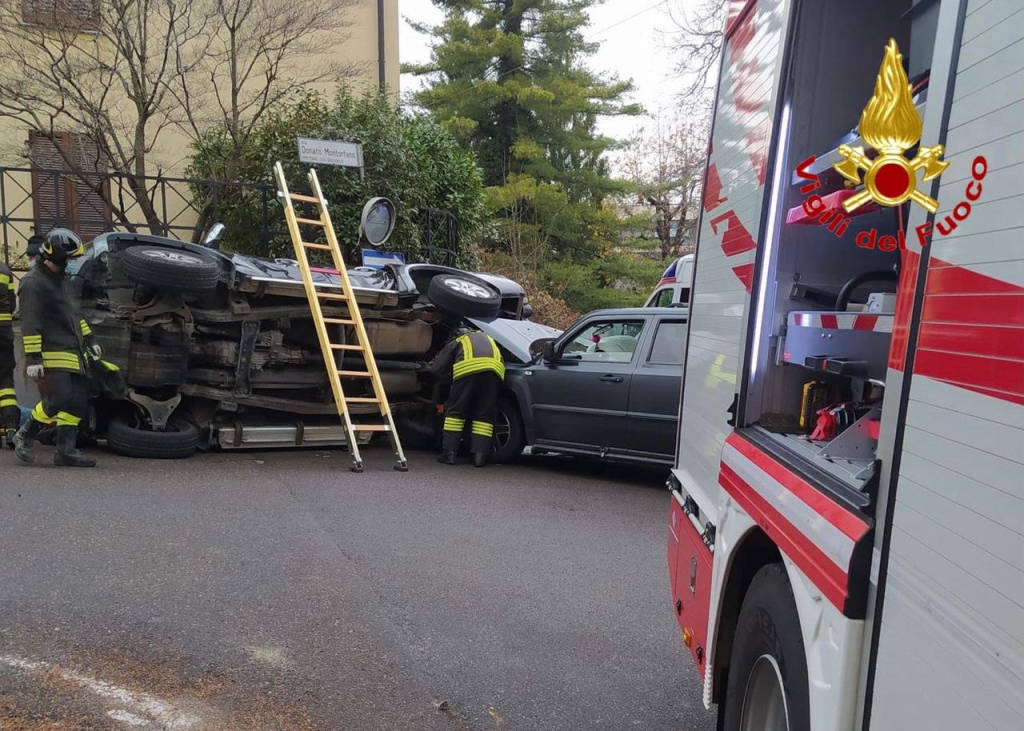 Scontro con ribaltamento in via Montorfano a Varese