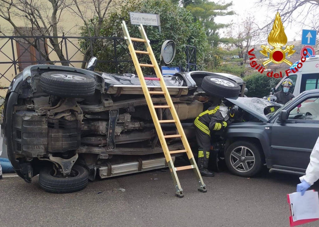 Scontro con ribaltamento in via Montorfano a Varese