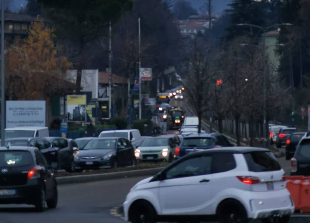 Tornano le code in via Gasparotto